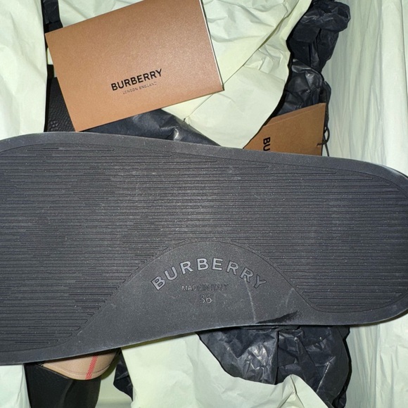 Burberry Slides - Picture 4 of 6